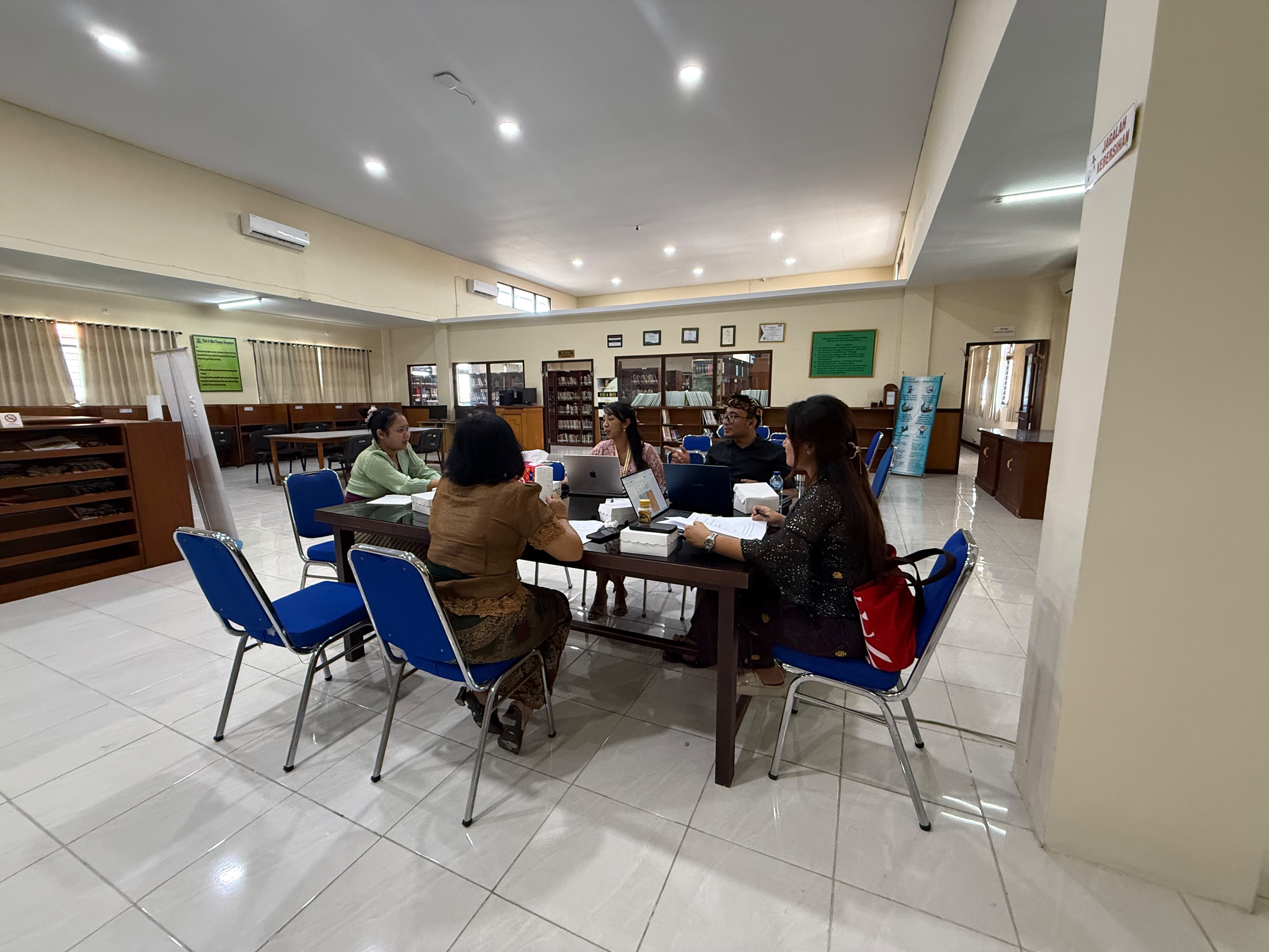 audit-lapangan-oleh-auditor-ke-upt-perpustakaan-dalam-audit-mutu-intenal