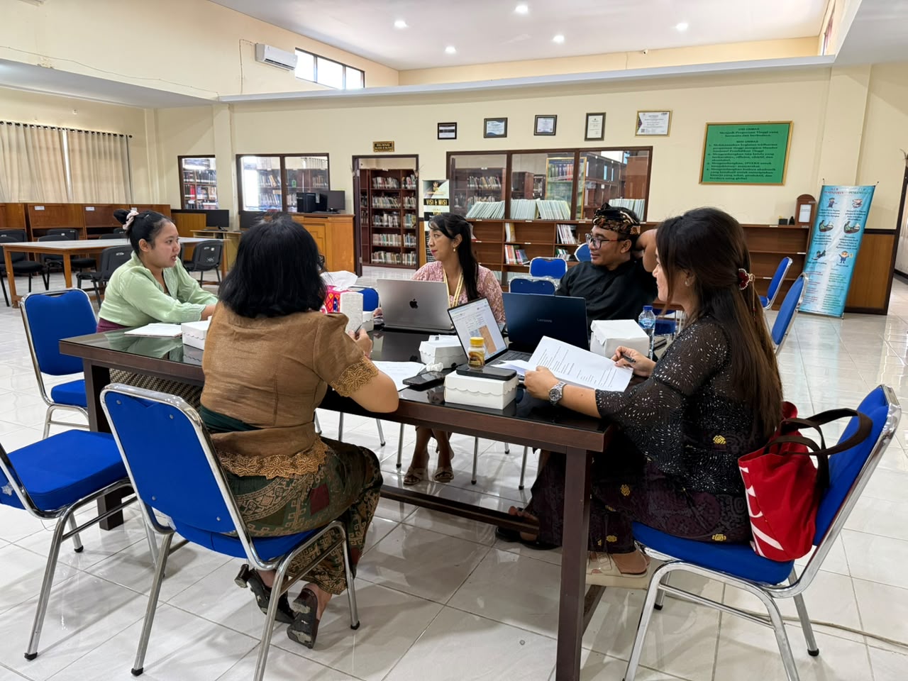 audit-lapangan-oleh-auditor-ke-upt-perpustakaan-dalam-audit-mutu-intenal