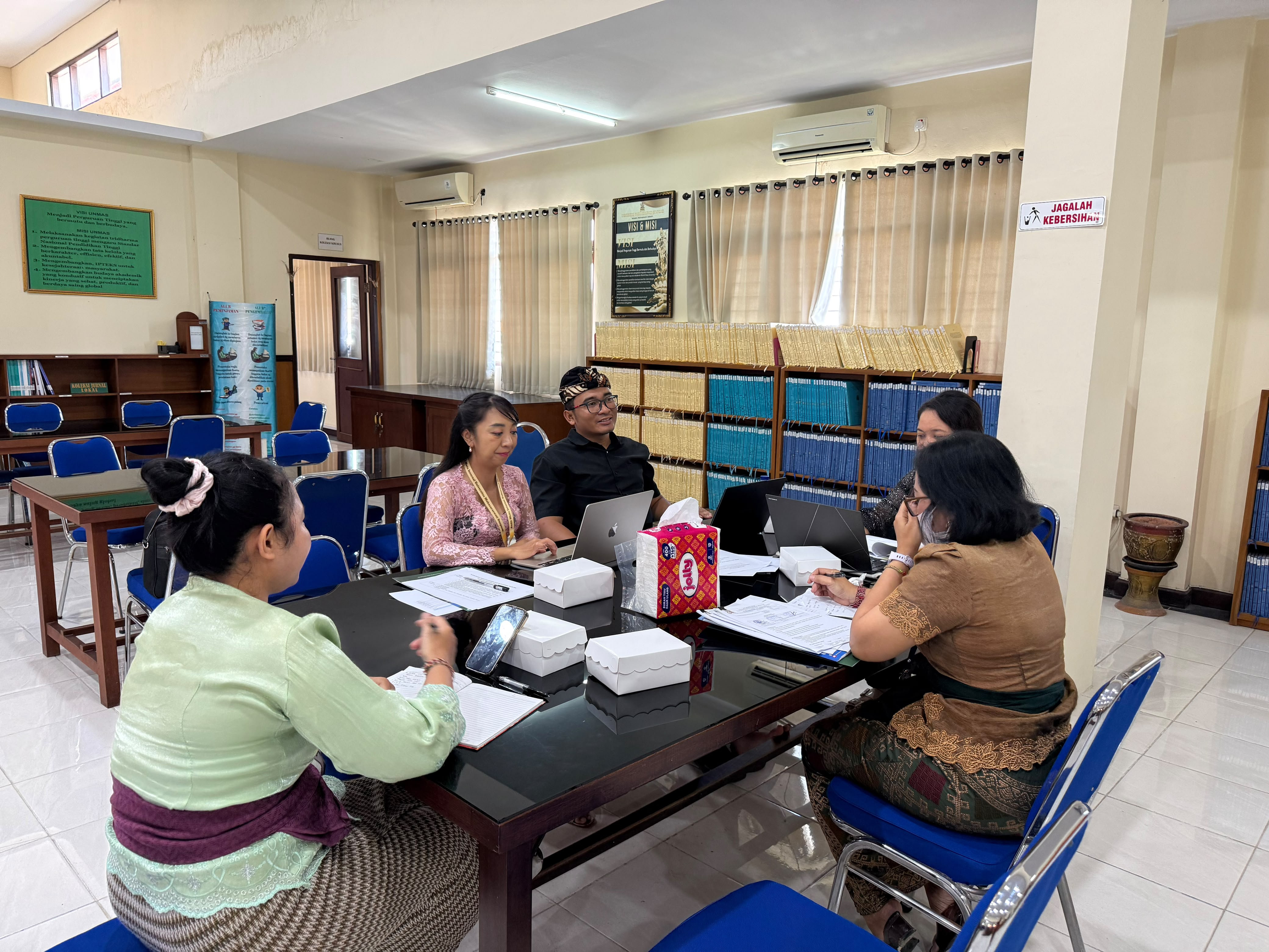 audit-lapangan-oleh-auditor-ke-upt-perpustakaan-dalam-audit-mutu-intenal
