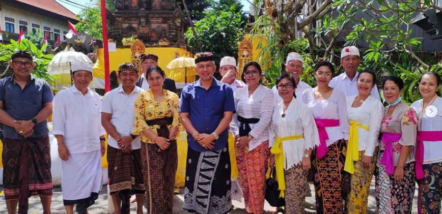 Persembahyangan bersama Dosen dan pegawai Fakultas Hukum Universitas Mahasaraswati Denpasar