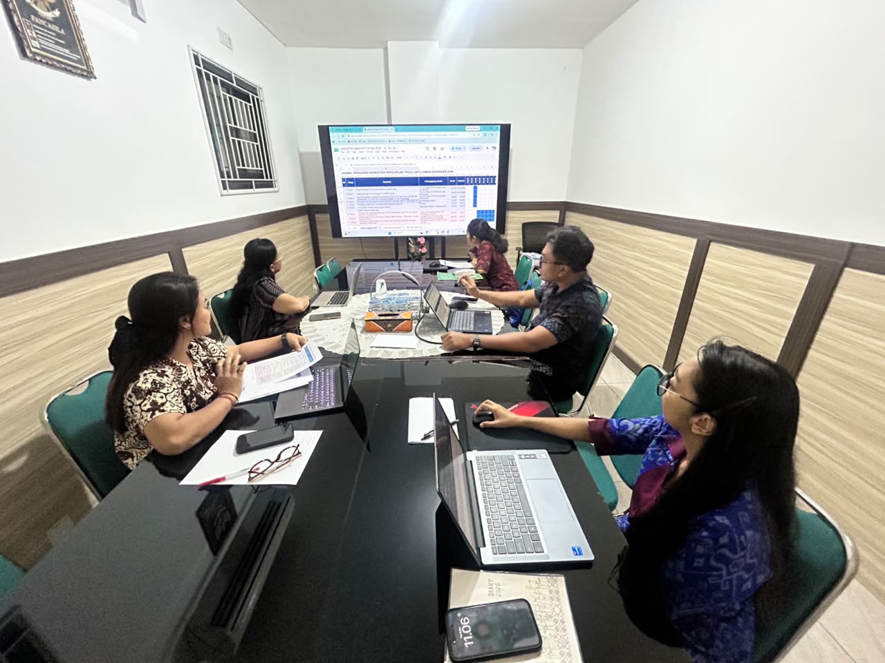 rapat-koordinasi-antara-tim-inti-tasforce-apt-dengan-kepala-bidang-penjaminan-mutu-internal-dan-pengembangan-unit-yayasan-pr-saraswati-denpasar